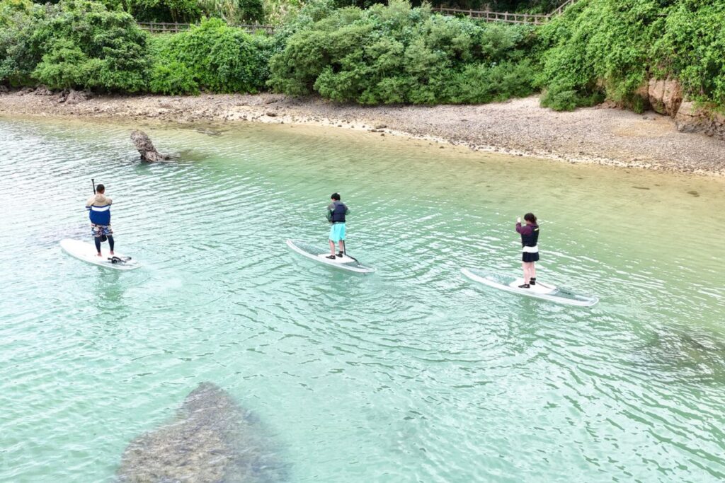 サップに立って漕ぐお二人