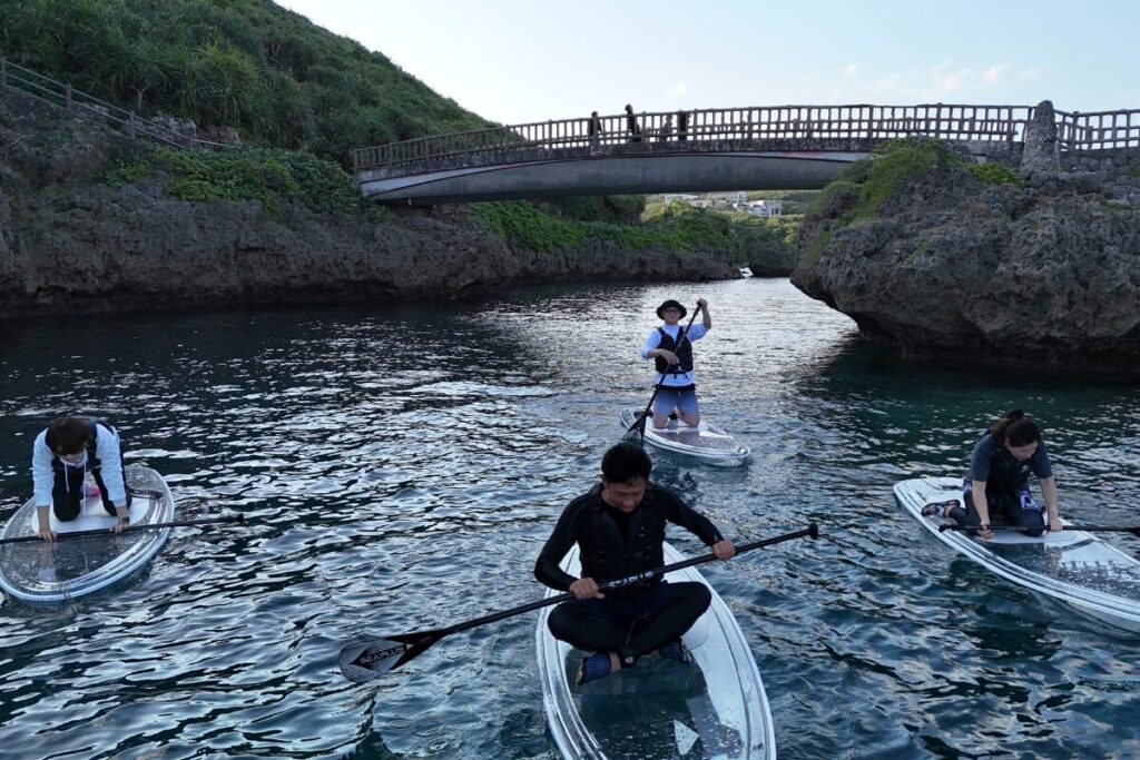 皆で外洋に出てお魚探しをしている様子