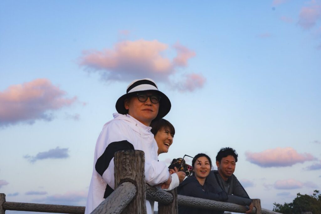 皆さんで沈んでいく夕陽を見ている様子 エモーショナル