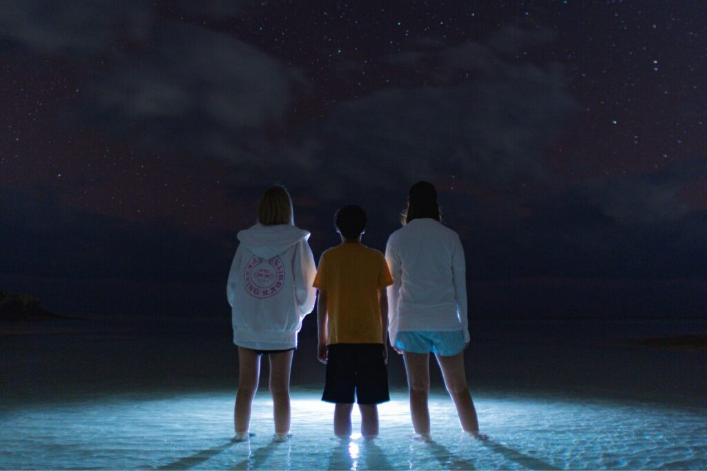海に立って星空を見上げる3人、星が綺麗、雲も綺麗