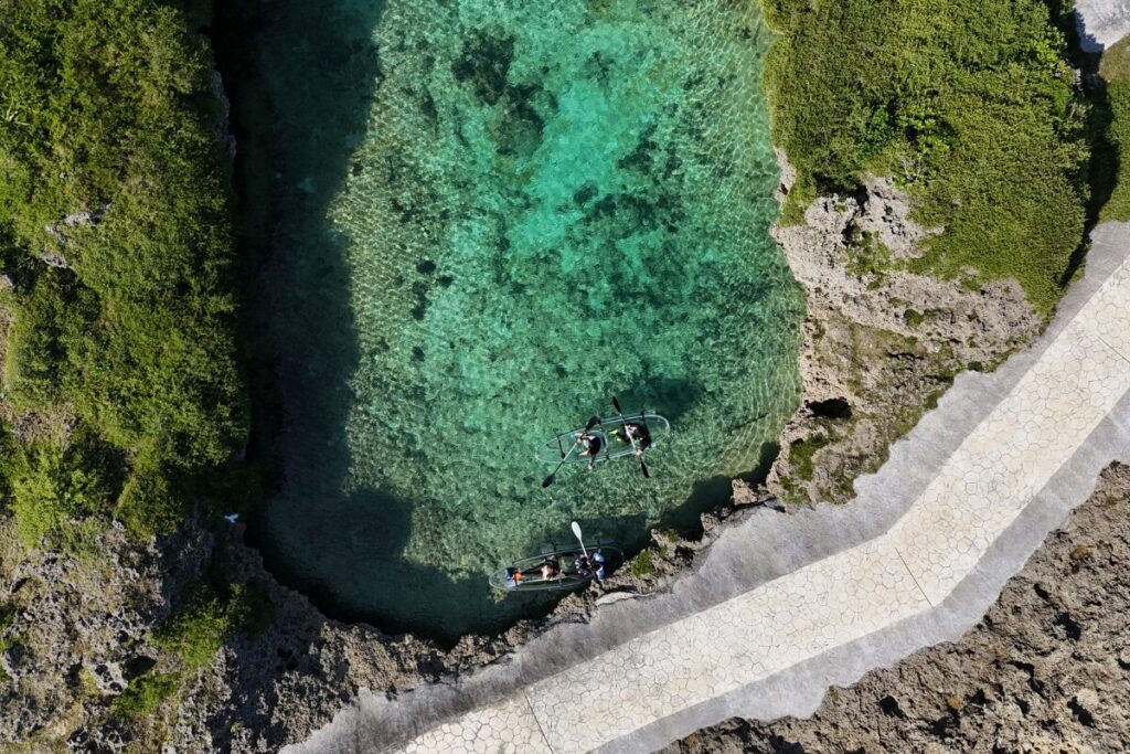 クリアカヤックを堪能！ カヤック越しに一生懸命魚を探すみんな