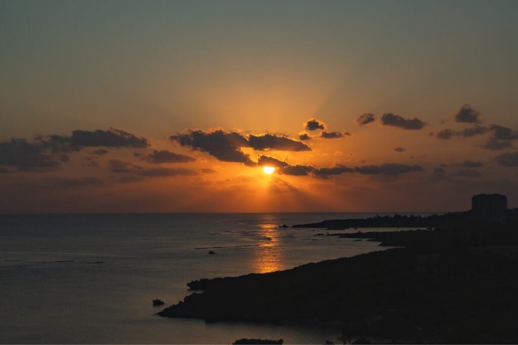 夕陽の写真 海の上に光の道ができてとっても幻想的