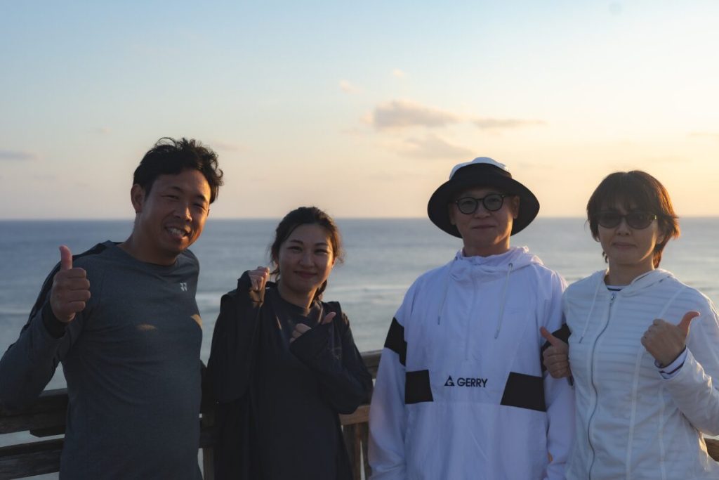 夕陽の沈みゆく空を背景に皆で記念撮影