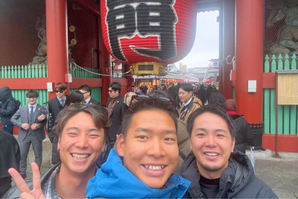 浅草寺雷門前で記念撮影