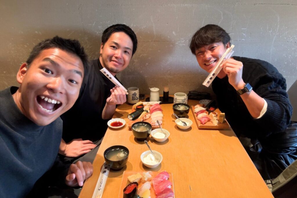 品川　雑居ビル２階の寿司屋にて　笑顔の男3人