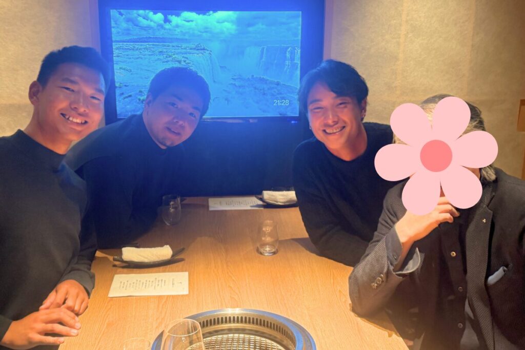 やきにく尾崎にて記念撮影 モニターの光が少し邪魔だな おじさんも一緒に