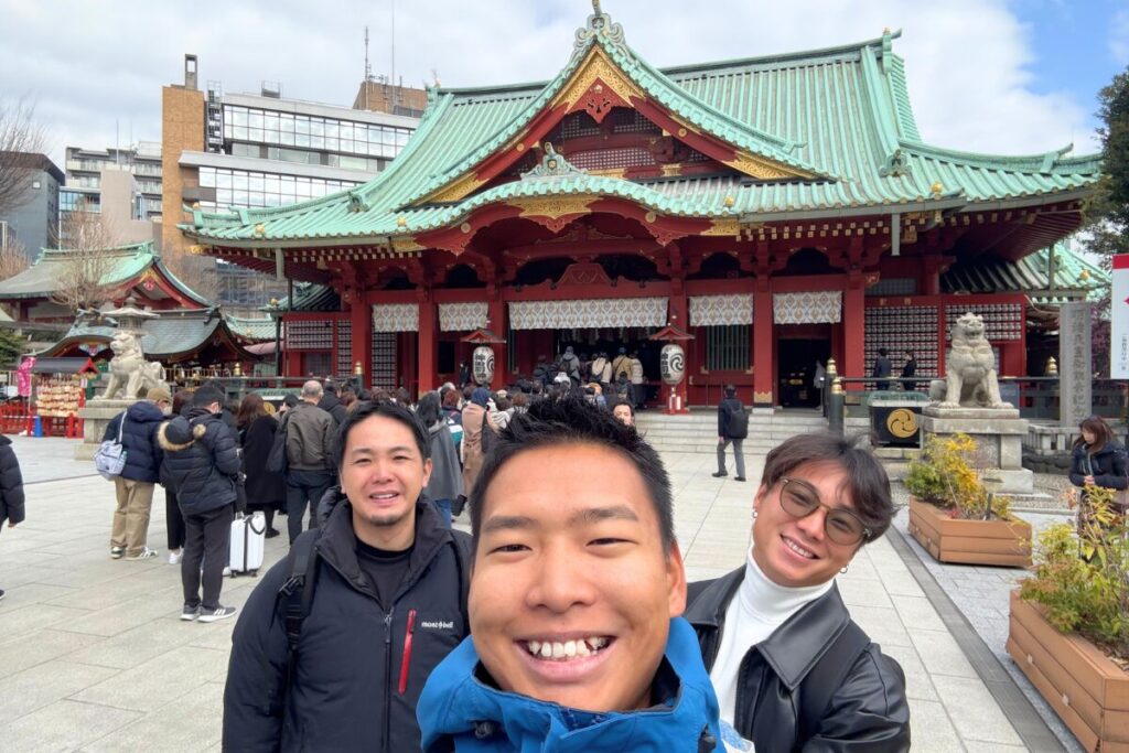 神田明神の本殿ばっくに記念撮影
