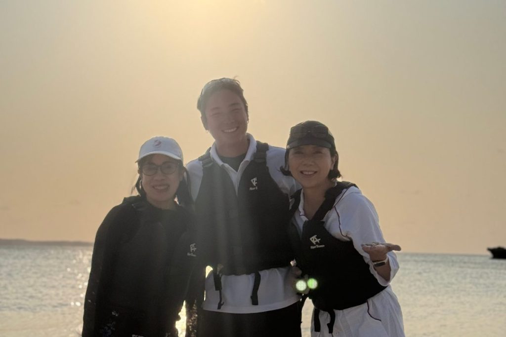 スタート前に3人で記念撮影
夕陽をバックに逆光笑顔