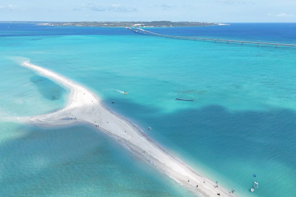 ユニの浜を俯瞰で撮影
綺麗な砂浜と美しい海