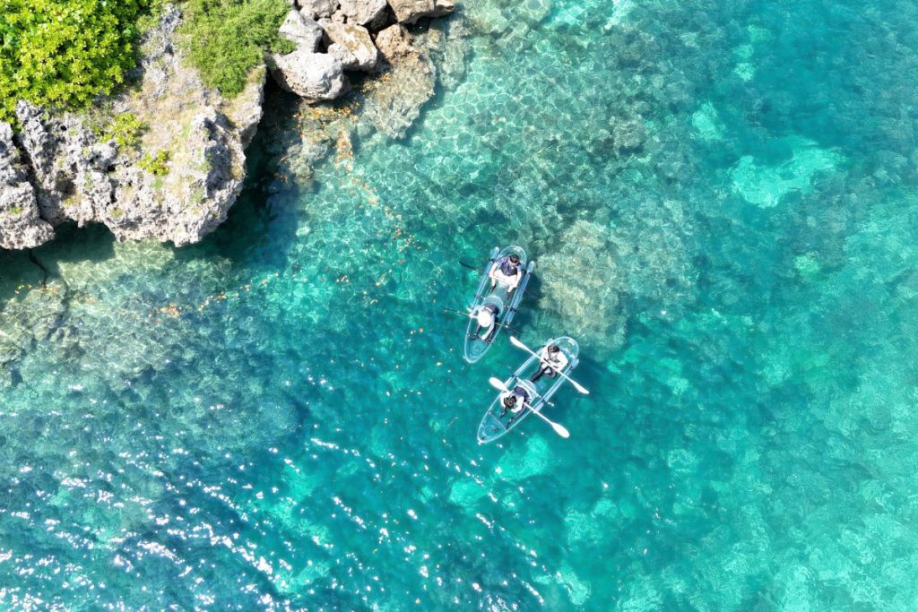 鮮やかな海の上を優雅に浮かぶクリアカヤック
海中にはサンゴが多数