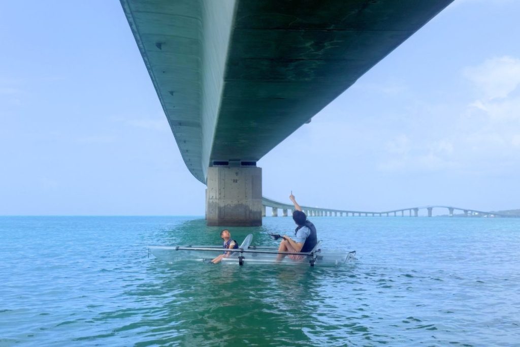 伊良部大橋　お父さんと息子　何かを指差す