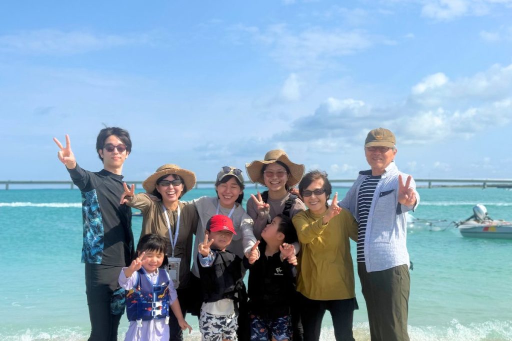 ミヤコブルーを背景に家族皆で記念撮影