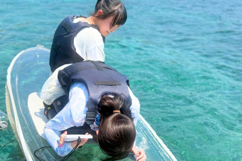 サップに乗り海を覗き込む
姉妹で一緒に乗って気持ちよさそう