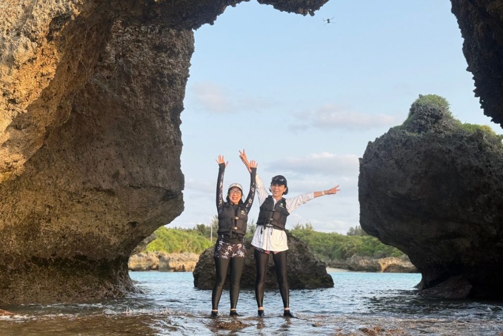 大きな岩の空間で記念撮影
二人とも大はしゃぎ