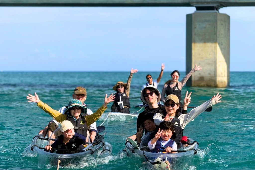 流石に9名は圧巻
ボート牽引
笑顔で手を振る
伊良部大橋が背景