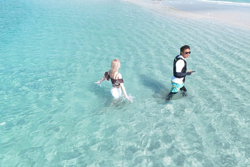 ユニの浜の浅瀬を歩くシーン無加工でもこの青ささと透明度