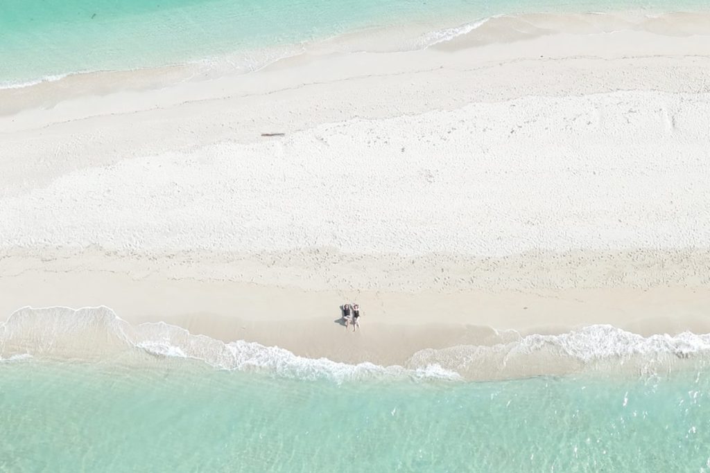 ユニの浜の波打ち際に寝転んで俯瞰撮影
碧の海と白い砂浜が特徴的