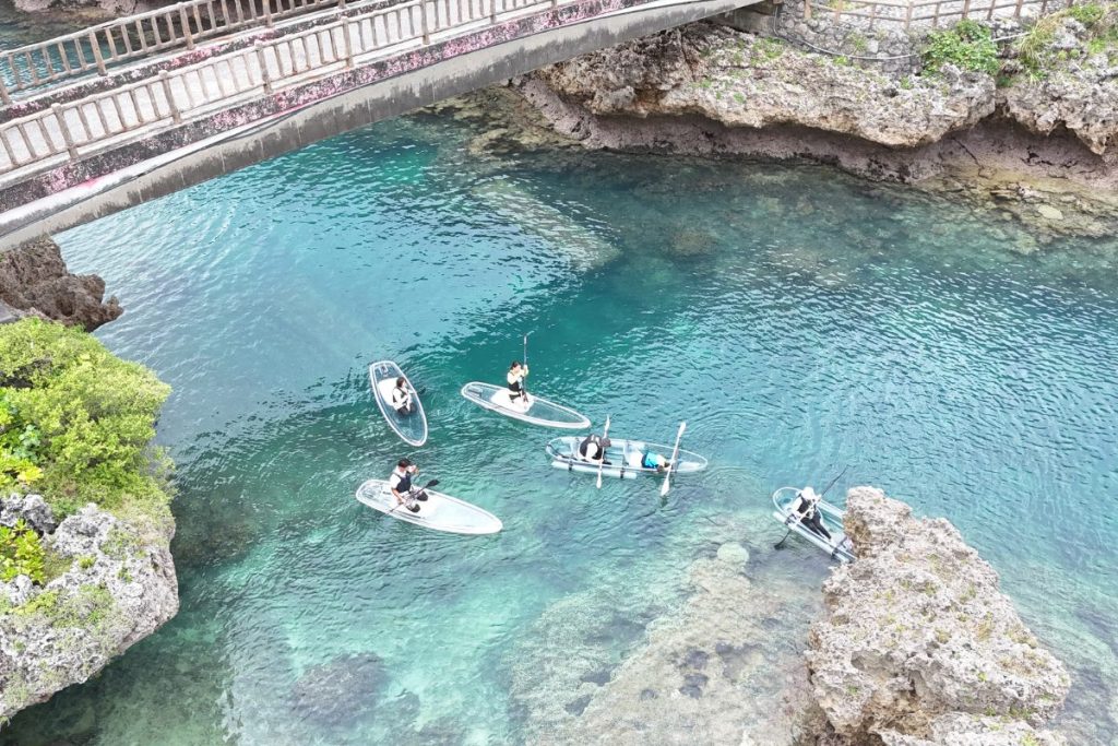海の綺麗な青が映えている
カヤックとサップに乗る家族