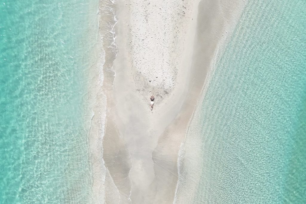 ユニの浜の先端に寝っ転がり上空から撮影
