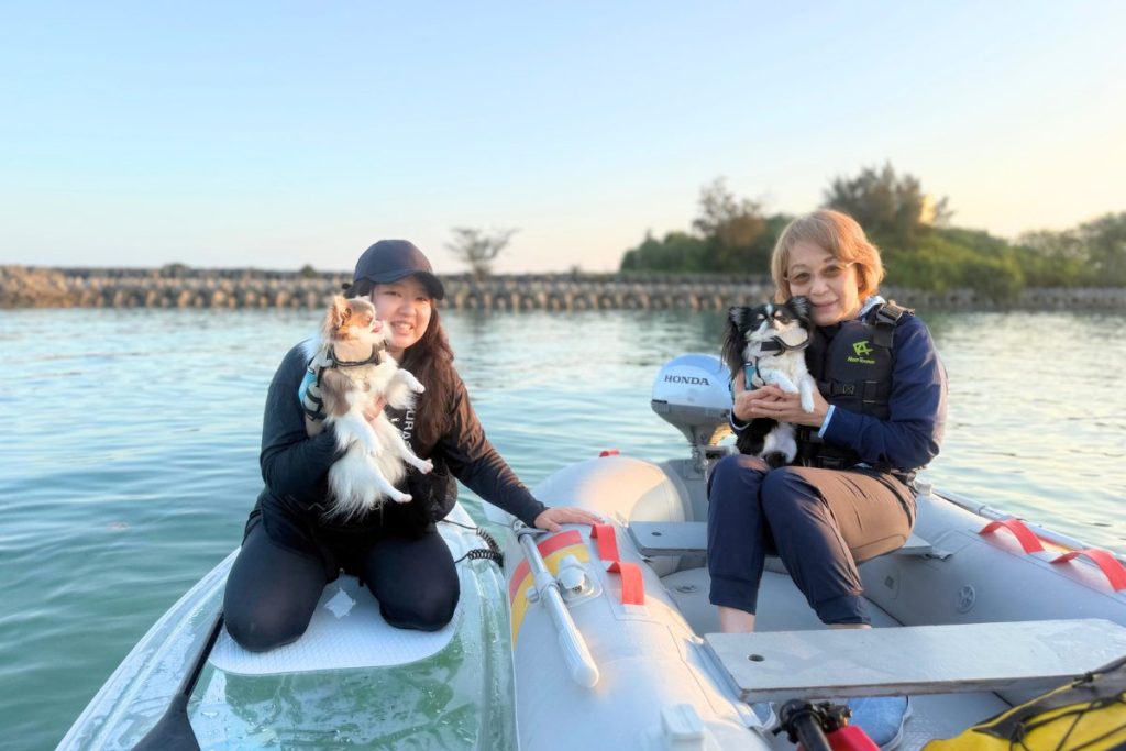 サップとボートに乗り込む長谷川親子

