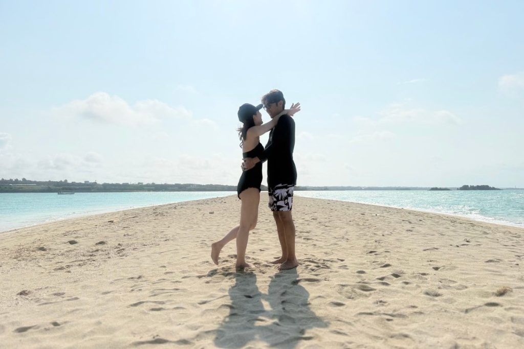 両サイドには海、真ん中は砂浜。とっても美しい景色