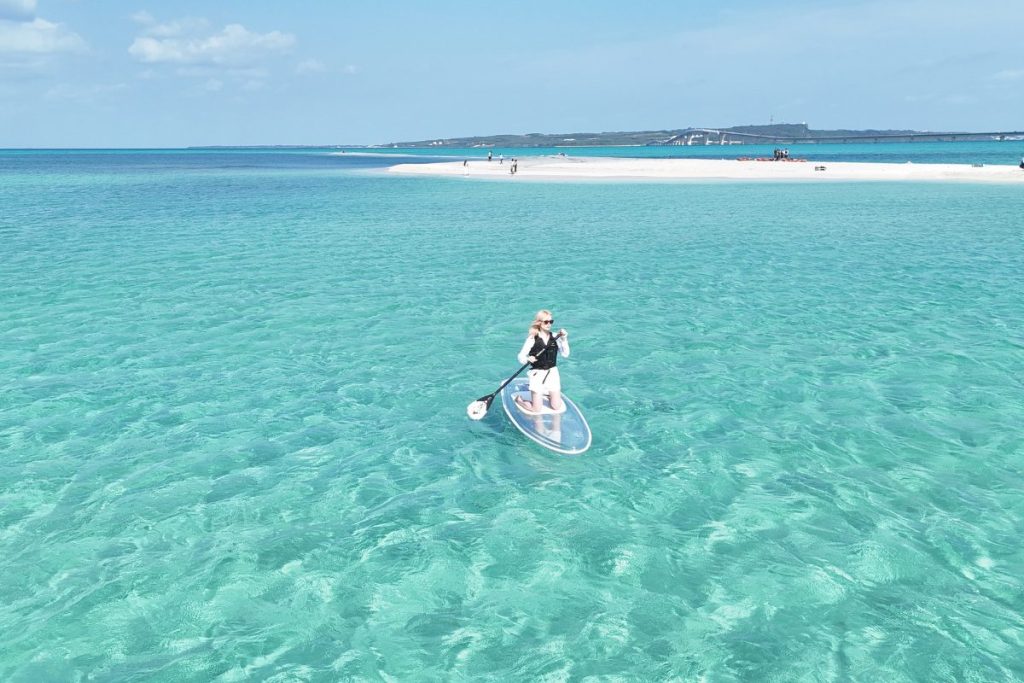 ユニ周辺でサップを漕ぐ様子
ミヤコブルーのうみが本当に綺麗
