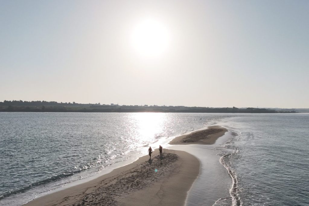 出たての日の出でまだ光が朧げに差し込むユニの浜