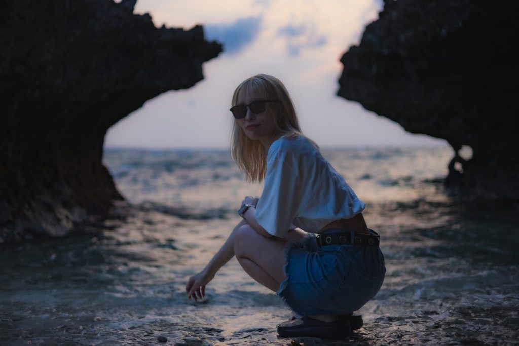 洞窟を越えた先にあった不思議空間
丁度色づく空がいい味を演出