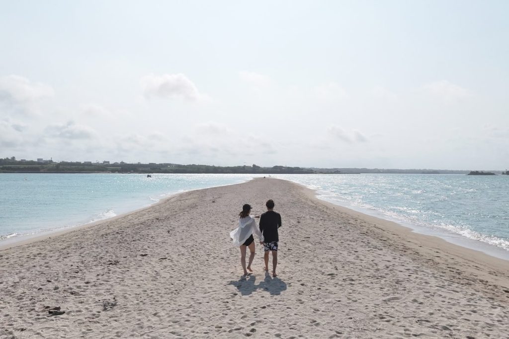 砂浜を歩く二人