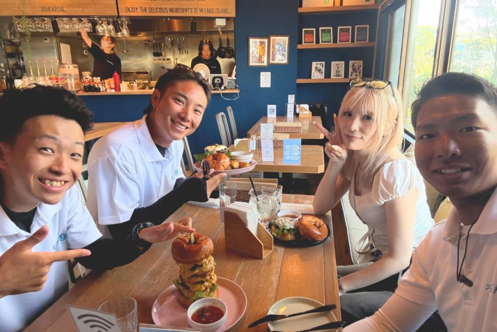 Bocca Burgerにて皆で記念撮影
385タワーバーガーの存在感がすごい