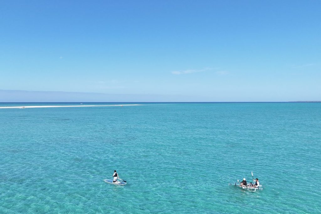 ユニの浜に向かう途中
水色の海の先に白い砂浜が見える