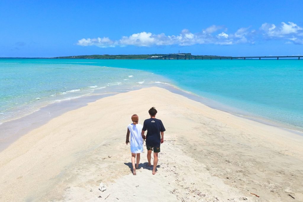 ユニの浜の先端に向かって歩く二人
この写真にはお二人のみでとっても幻想的な風景