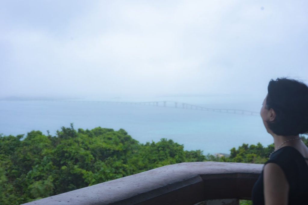曇り空の中での撮影
いつもはくっきり見える伊良部大橋もこの日はぼんやり。
それはそれで幻想的に雰囲気で良い