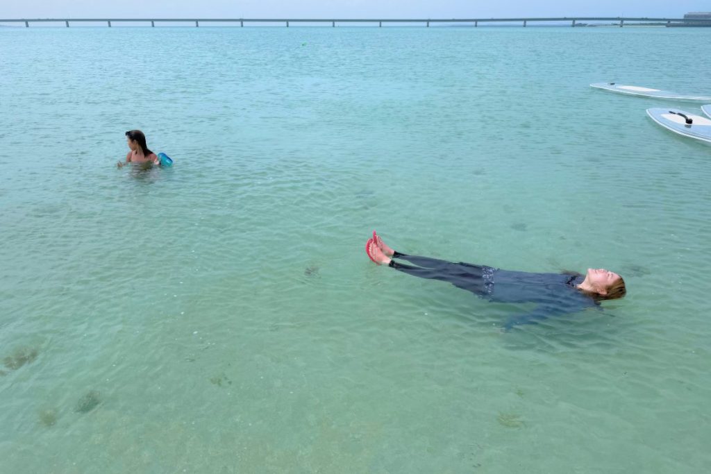 穏やかな海で浮かんでいるまどかちゃんとまほちゃん