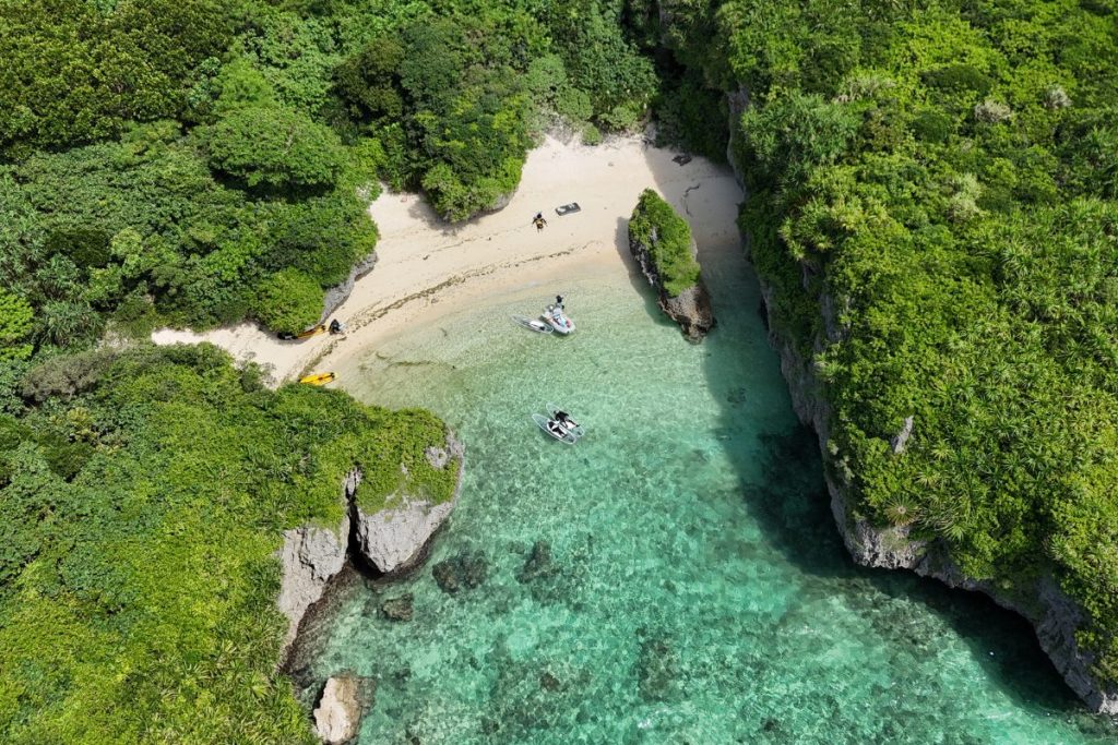 ひみつのビーチを俯瞰で撮影
青い海と白い浜、緑が映えている