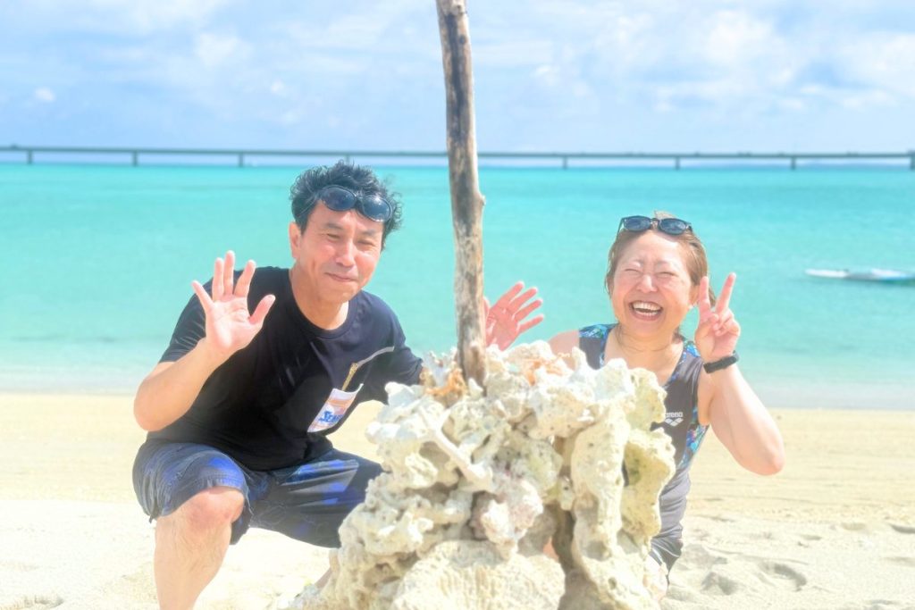 最高の笑顔で珊瑚と共に記念撮影
宮古島の海をバックにとっても絵になる一枚