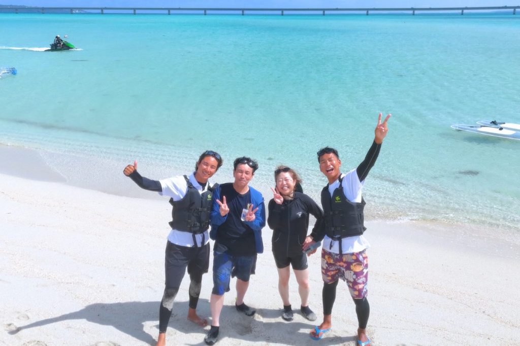 去年と同じ4人で記念撮影
やっと晴れたユニの浜のリベンジができましたね!