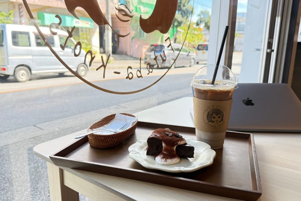 フタバノッツのカフェで撮った写真
ラテとガトーショコラ