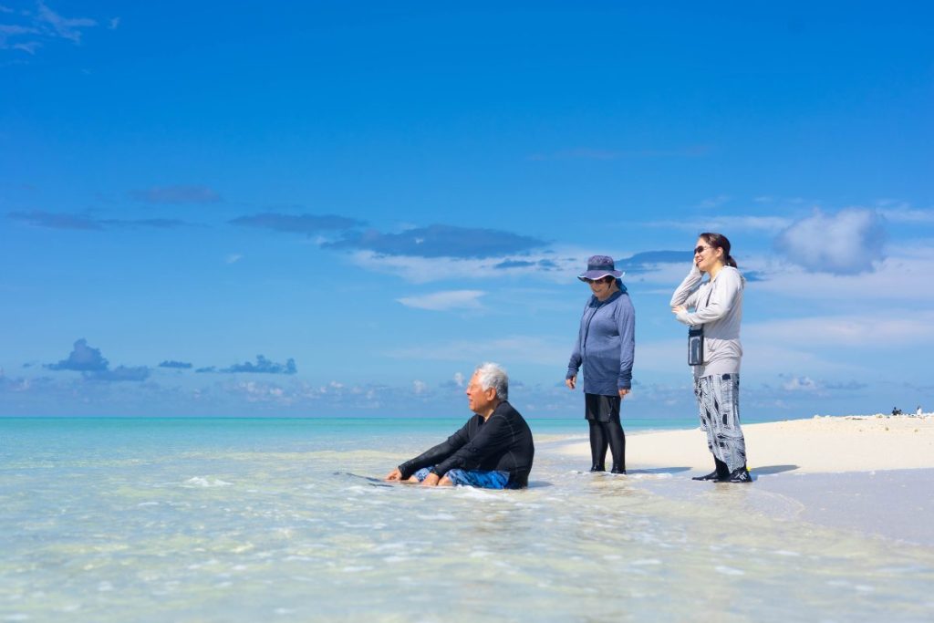 浜辺でくつろぐ親子
海も空もきれいな青さで美しい背景