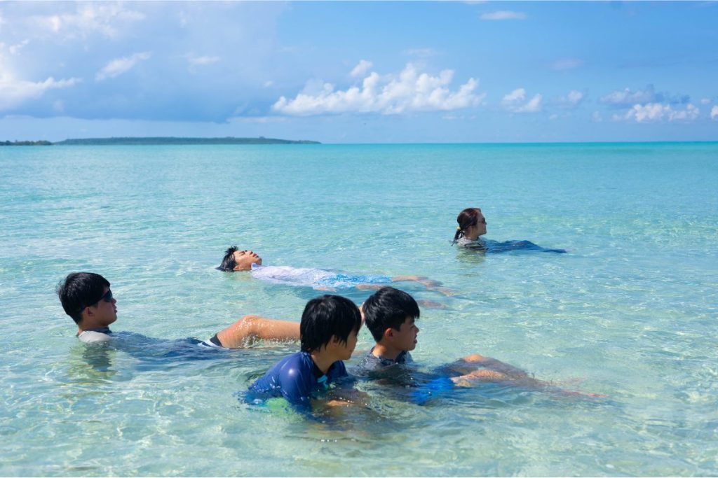 海につかってリラックスする子どもたち
プカプカ浮かんで気持ち良さそう