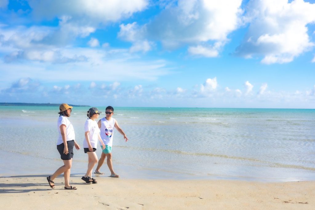 ユニの浜を3人だけで歩く様子
宮古ブルーの背景がとても綺麗