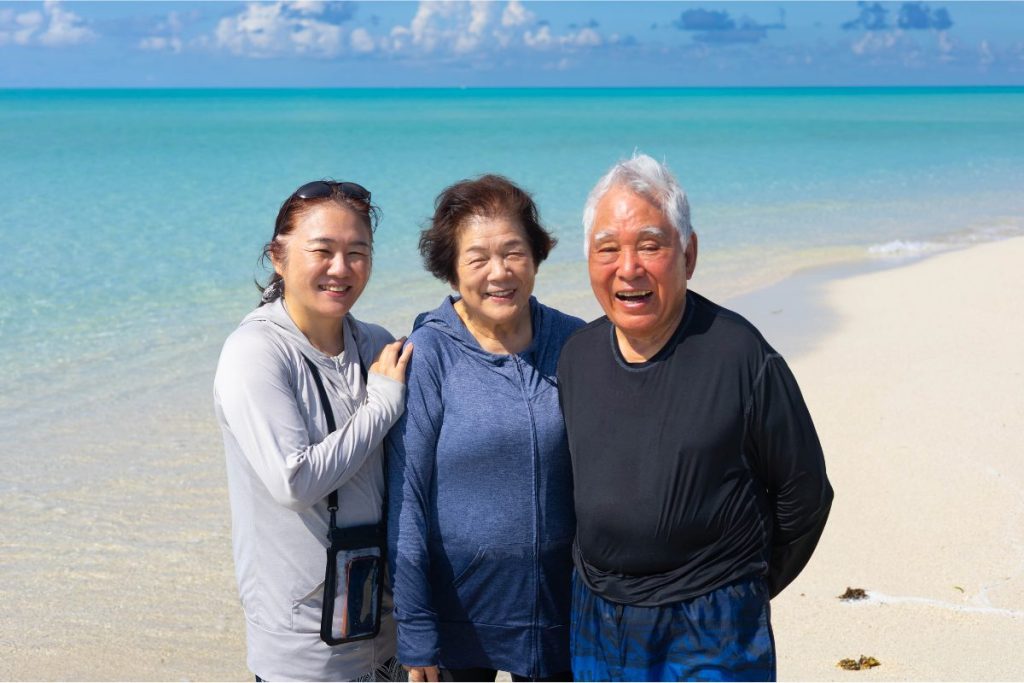 親子での記念撮影
青い海と白い浜の背景がとっても美しい