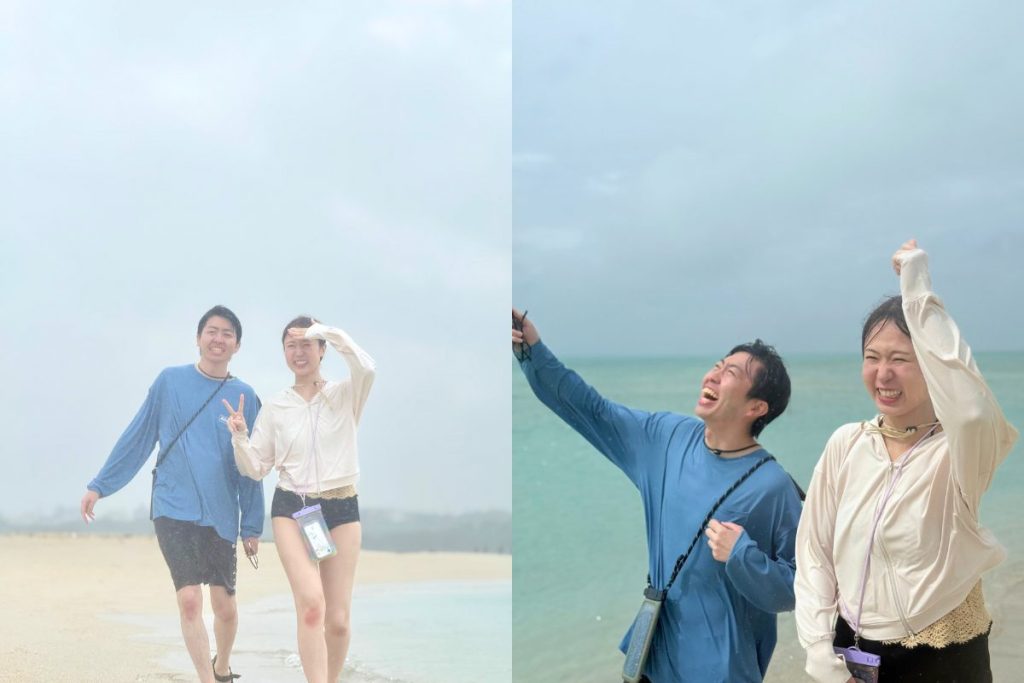 雨のユニの浜を歩くたくとさんとあやこさんと、海を背景に両手を上げて大笑いする2人を並べたツアー写真