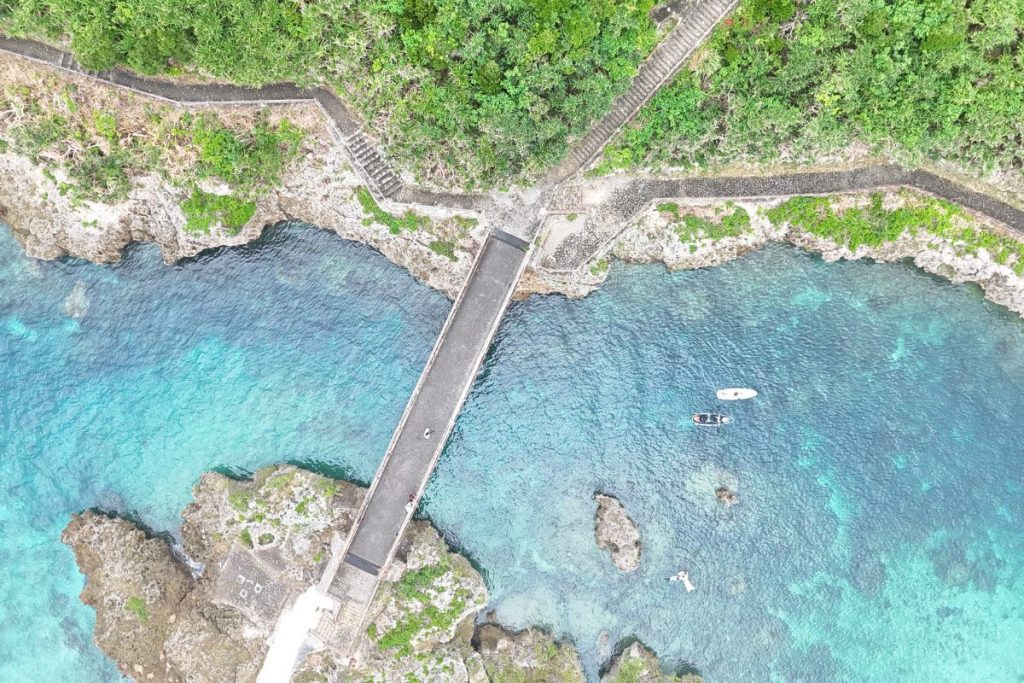 宮古島のインギャーマリンガーデンをドローンで撮影した風景と、透明な海に浮かぶSUPやカヤック